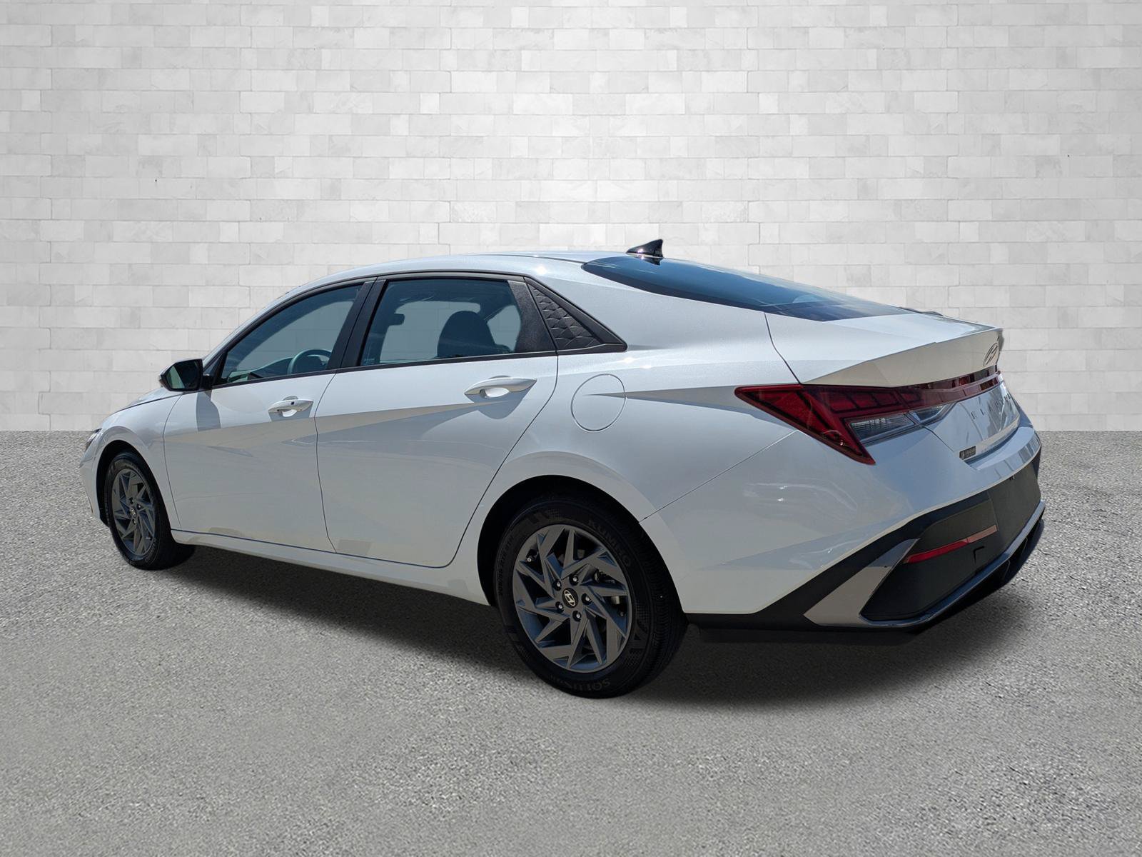 Certified 2024 Hyundai Elantra Blue FWD image 4