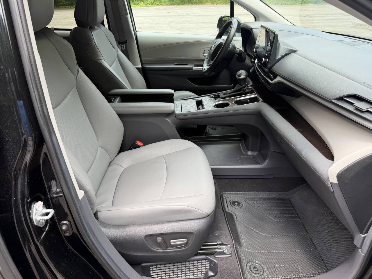 Used 2024 Toyota Sienna XLE FWD image 14