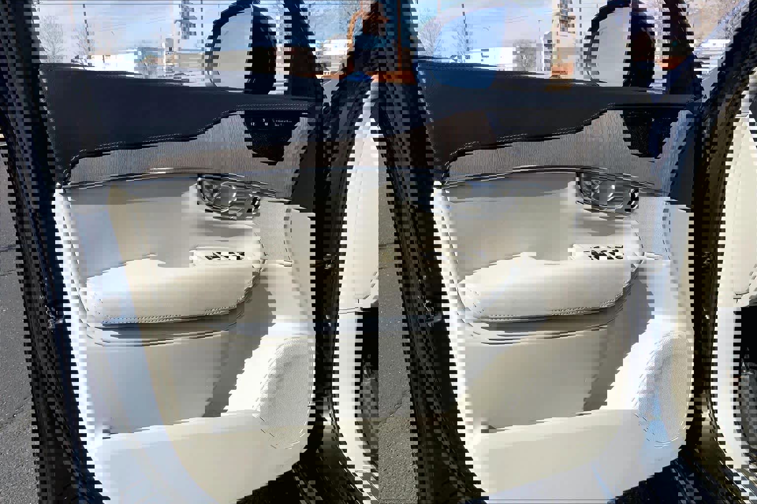 Used 2023 Volvo XC90 T8 Ultimate w/ Lounge Package image 22