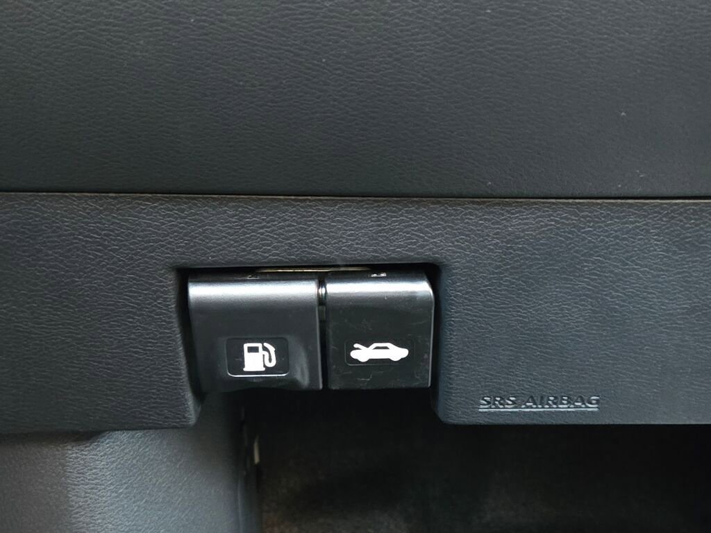 Used 2025 Nissan Versa SR w/ Trunk Package image 21