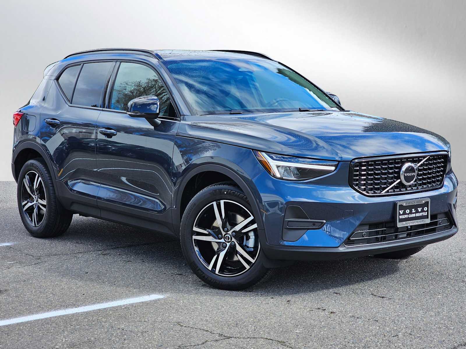 New 2026 Volvo XC40 B5 Core w/ Climate Package