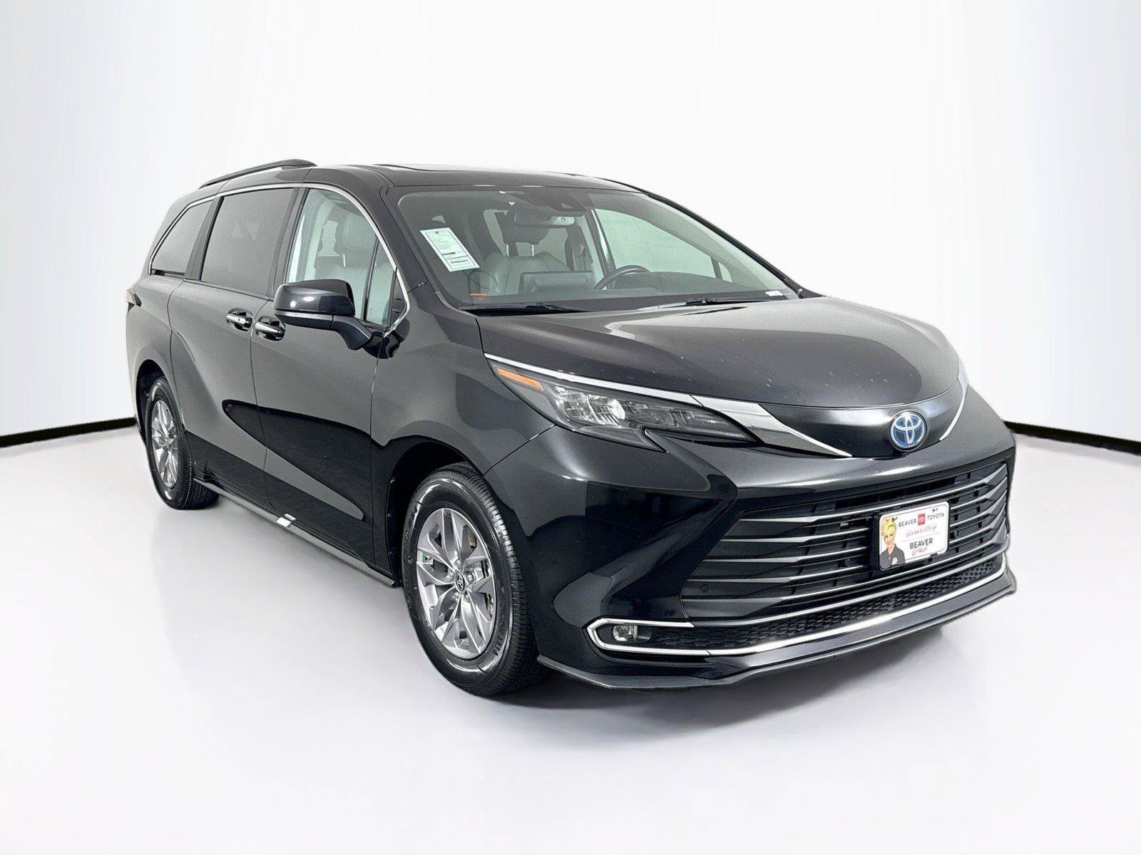 Certified 2024 Toyota Sienna XLE FWD image 9