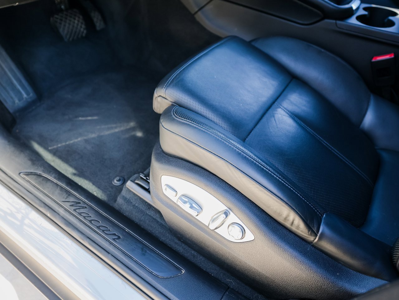 Certified 2022 Porsche Macan image 14