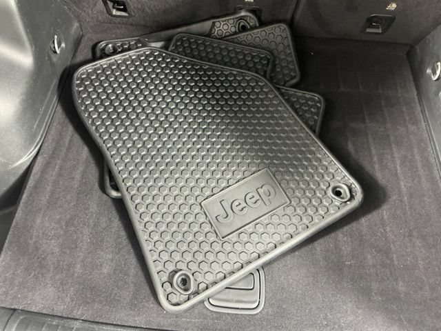 Used 2019 Jeep Cherokee Trailhawk AWD/4WD image 28
