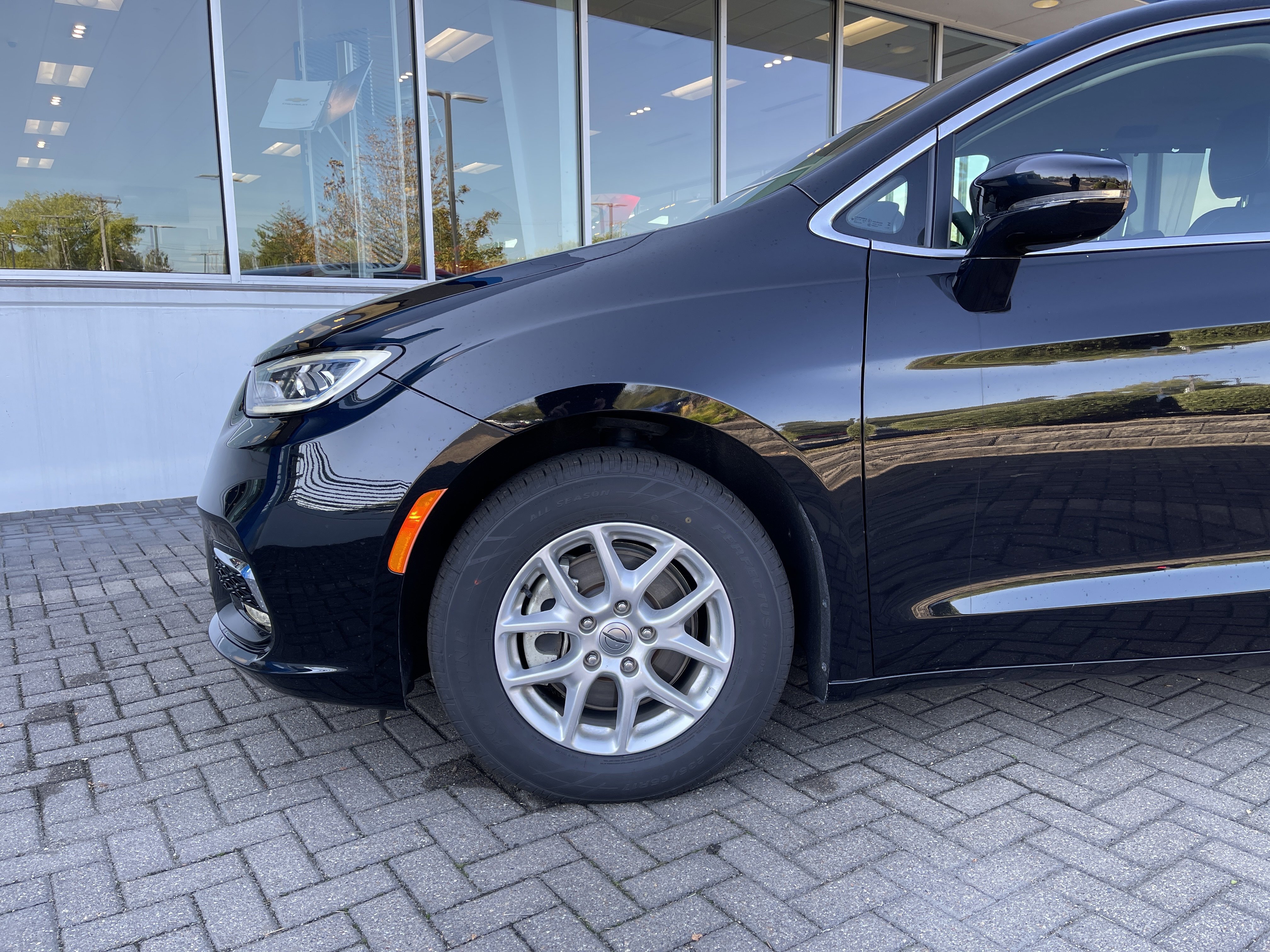 Used 2024 Chrysler Pacifica Touring-L image 10