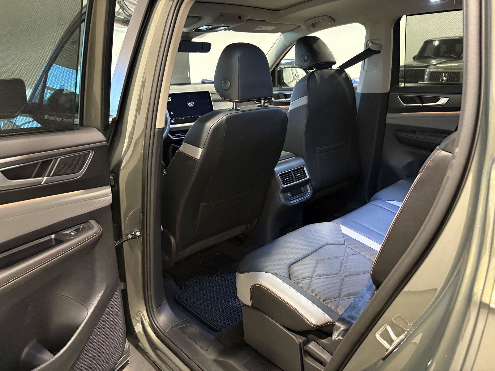 Used 2025 Volkswagen Atlas Peak Edition SE AWD/4WD image 31