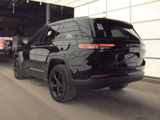Used 2023 Jeep Grand Cherokee Altitude image 3