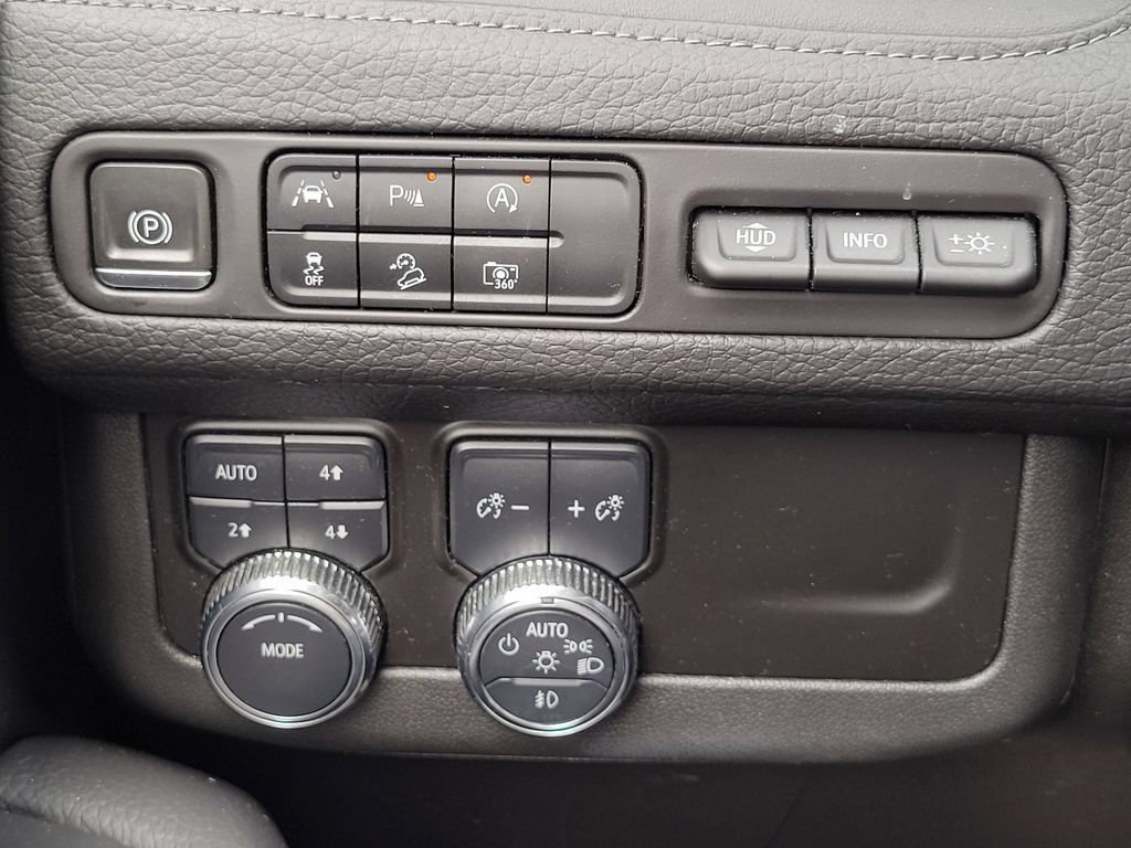 Used 2024 GMC Yukon XL Denali AWD/4WD image 29