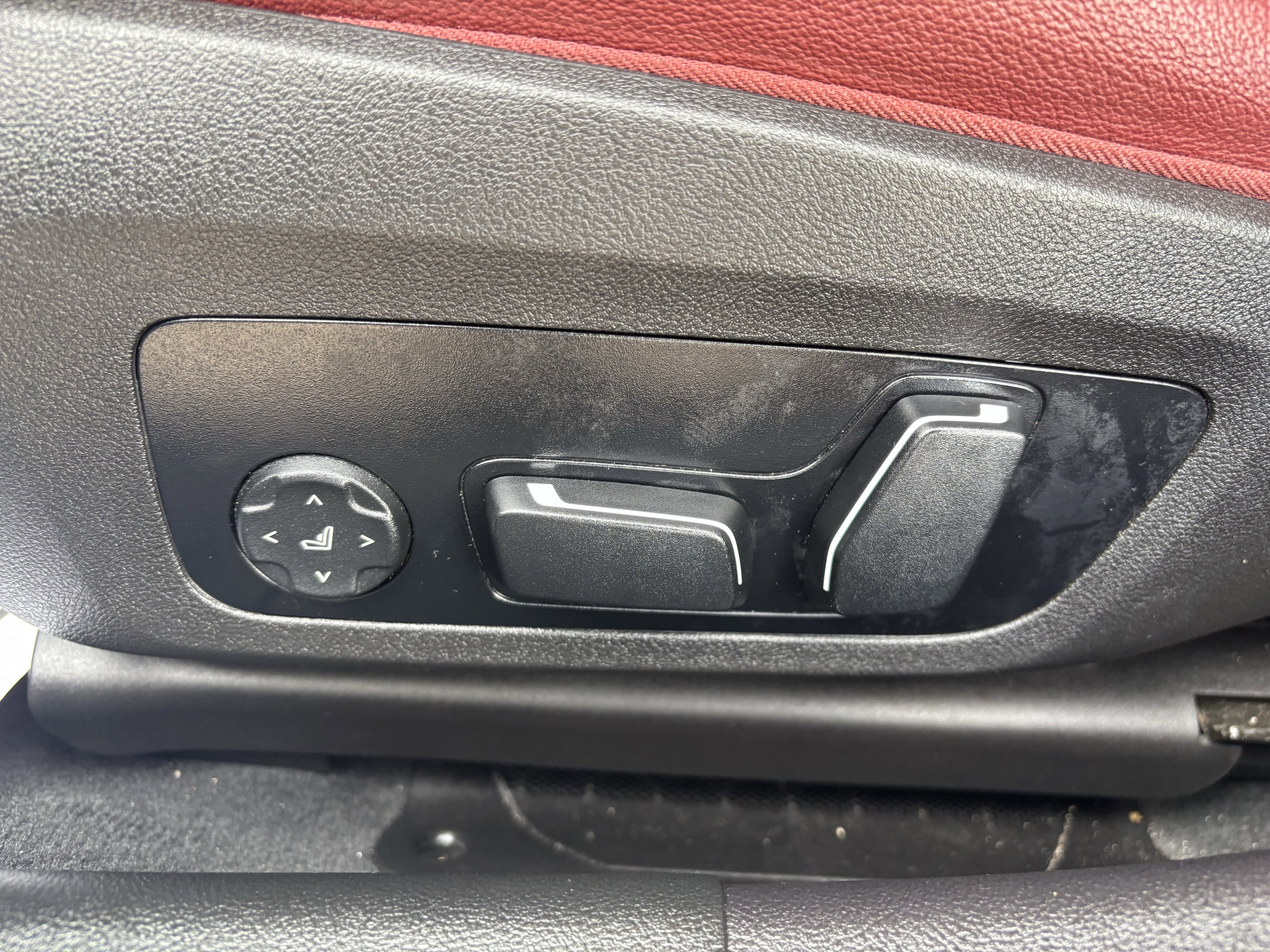 Used 2024 BMW 330i Sedan w/ M Sport Package image 18