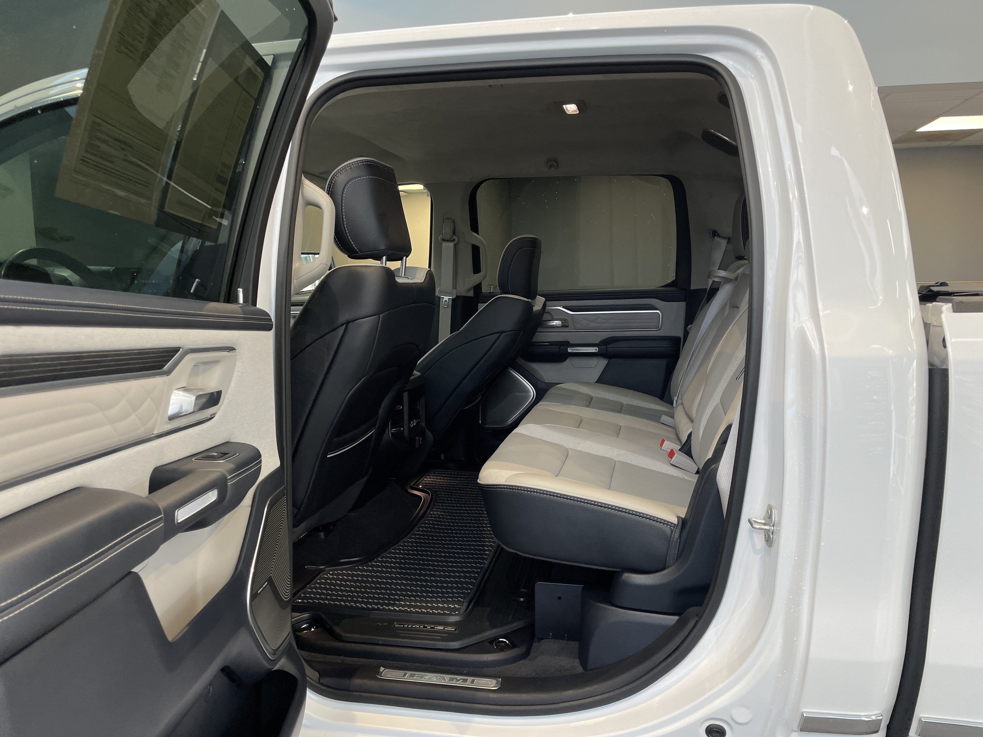 Used 2023 RAM 1500 Limited AWD/4WD image 34