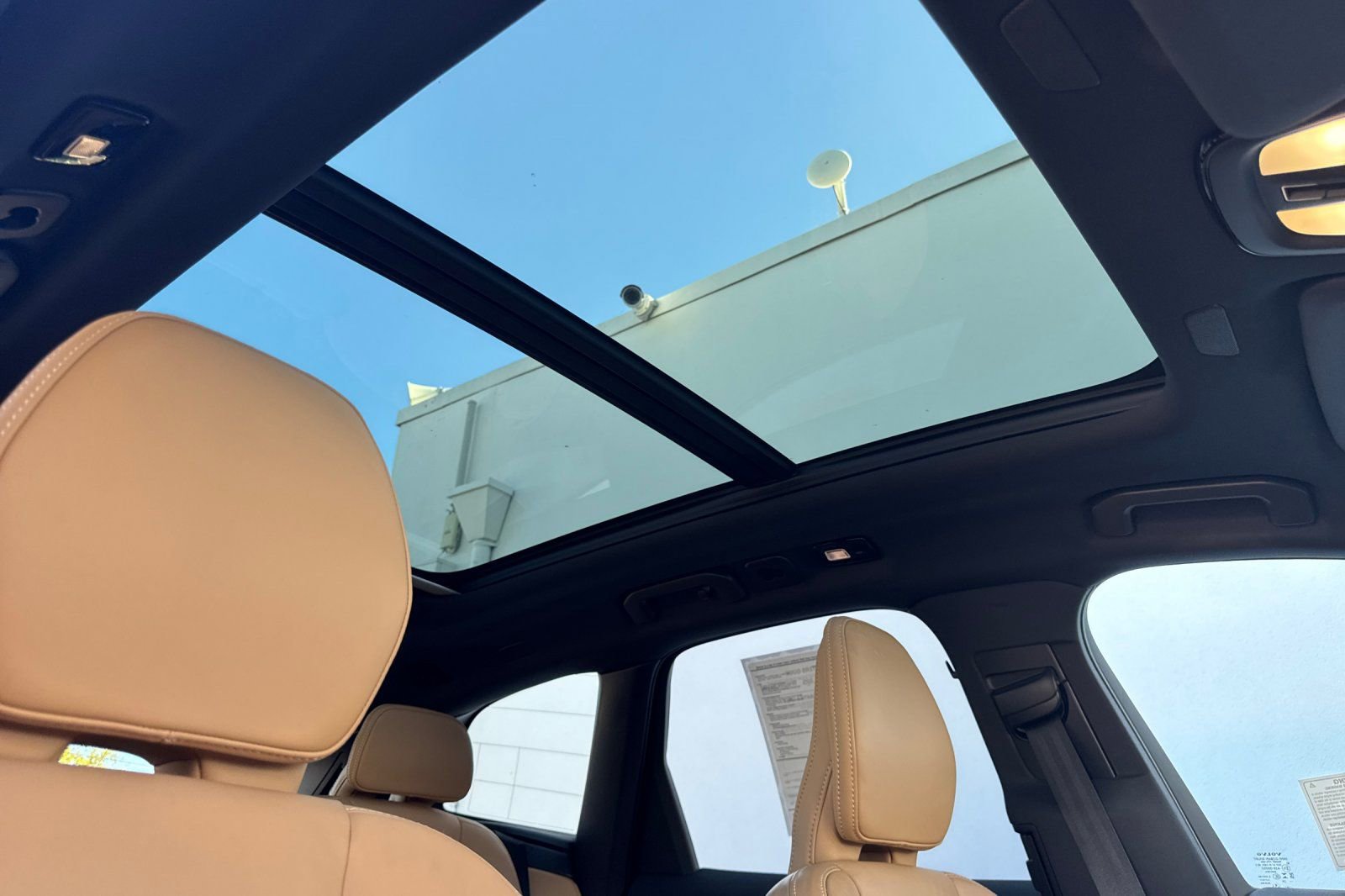 Certified 2025 Volvo XC60 T8 Ultra w/ Climate Package AWD/4WD image 20