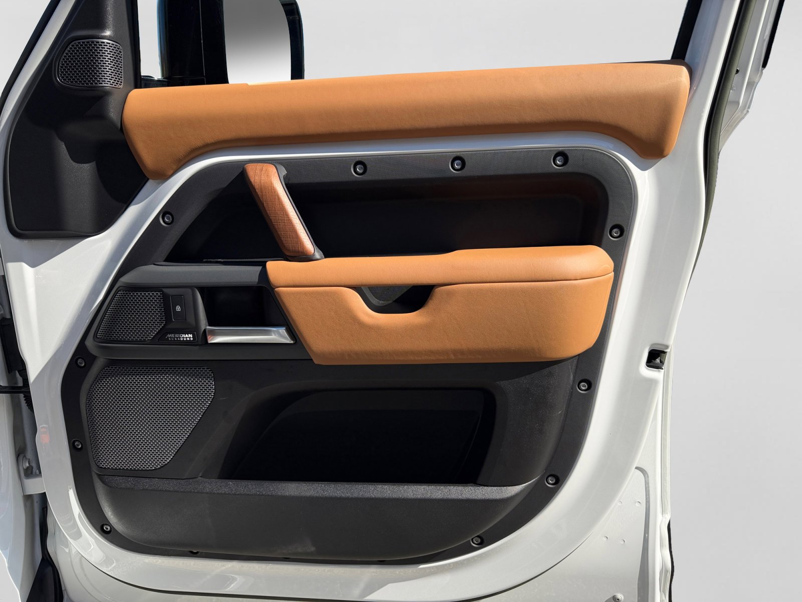 Used 2023 Land Rover Defender 110 X-Dynamic SE image 24