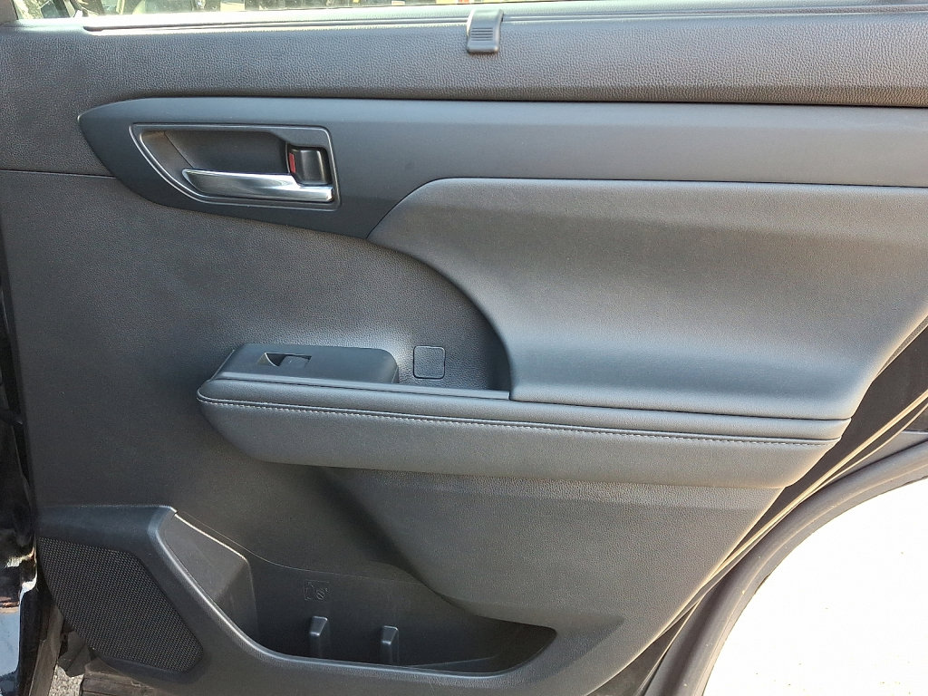Used 2023 Toyota Highlander XLE image 14