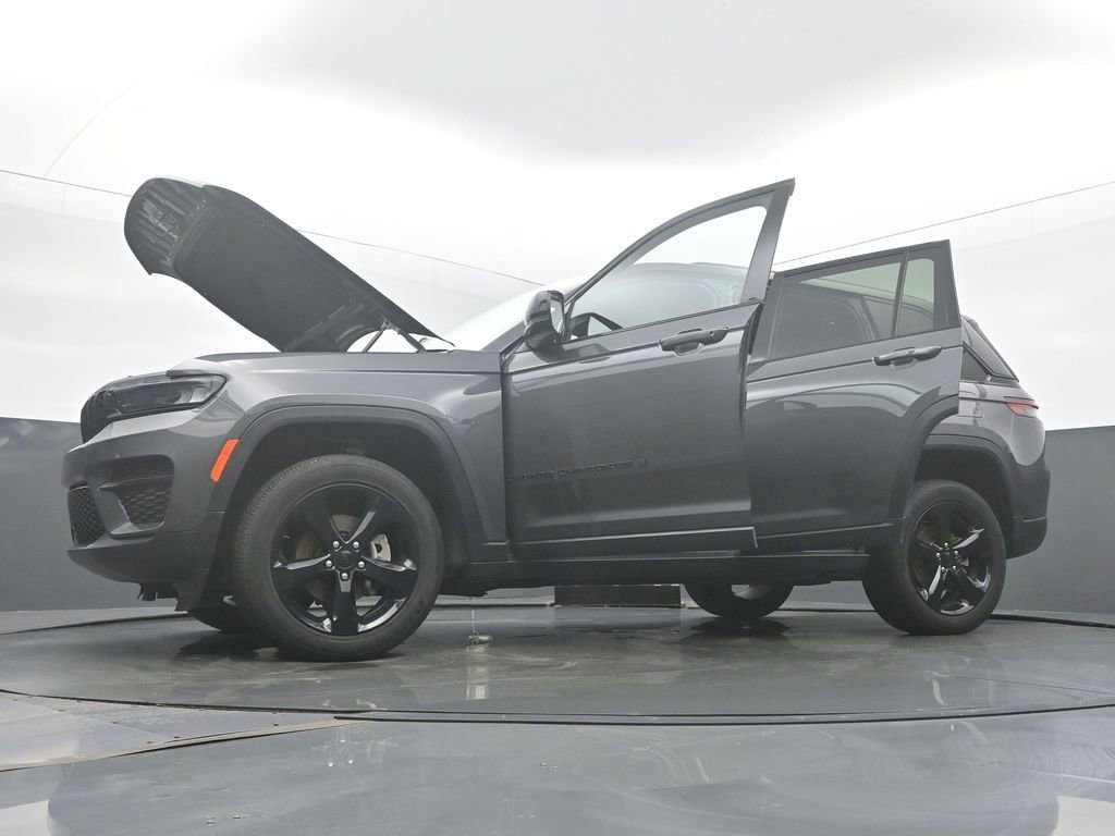 Used 2024 Jeep Grand Cherokee Altitude image 59