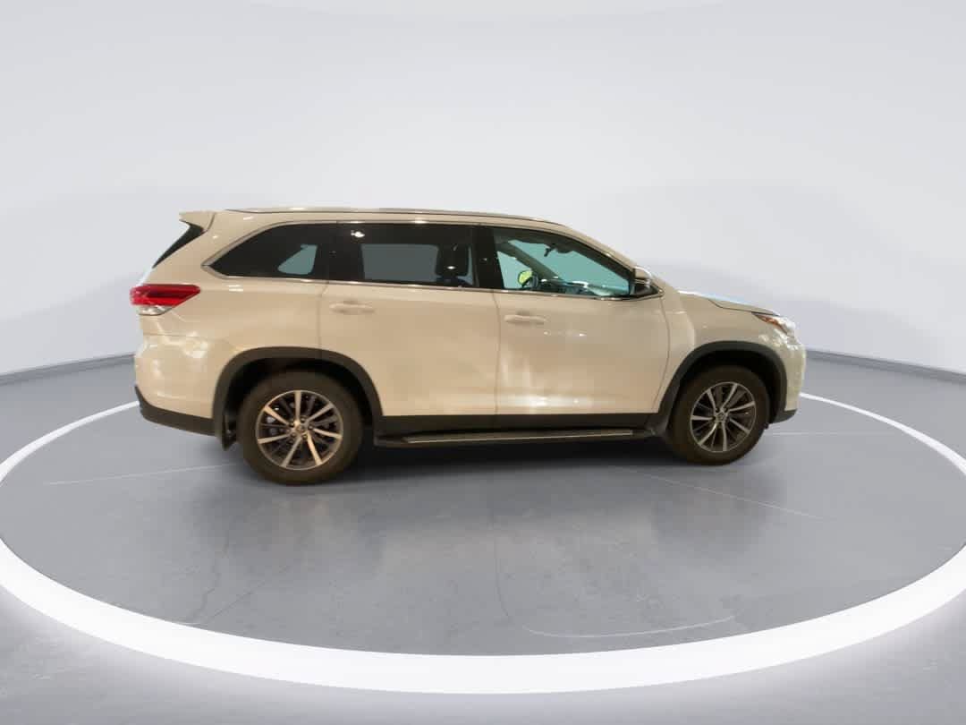 Used 2019 Toyota Highlander XLE AWD/4WD image 9