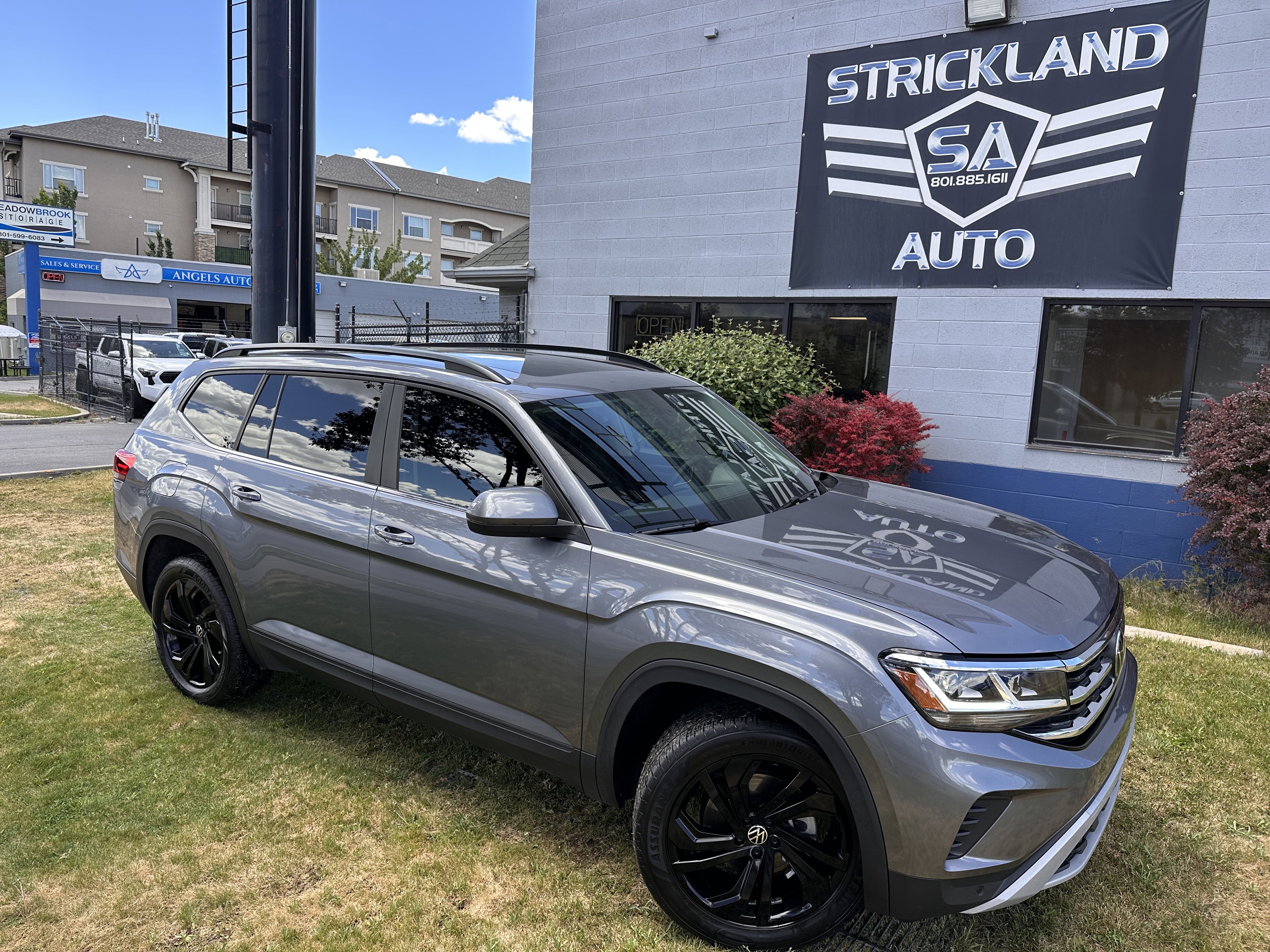 Used 2023 Volkswagen Atlas SE AWD/4WD image 2
