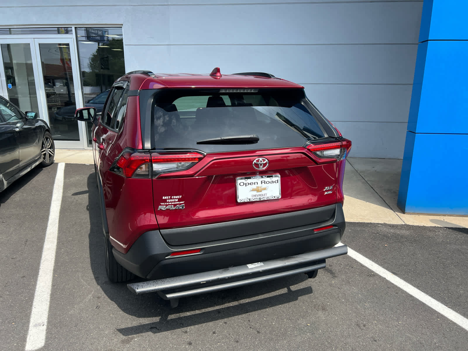 Used 2021 Toyota RAV4 XLE AWD/4WD image 2