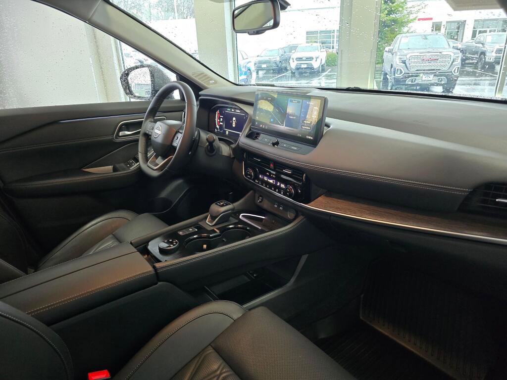 Used 2025 Nissan Rogue Platinum w/ Platinum Premium Package image 47