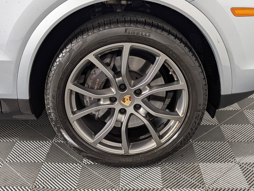 Certified 2023 Porsche Cayenne Platinum Edition image 14