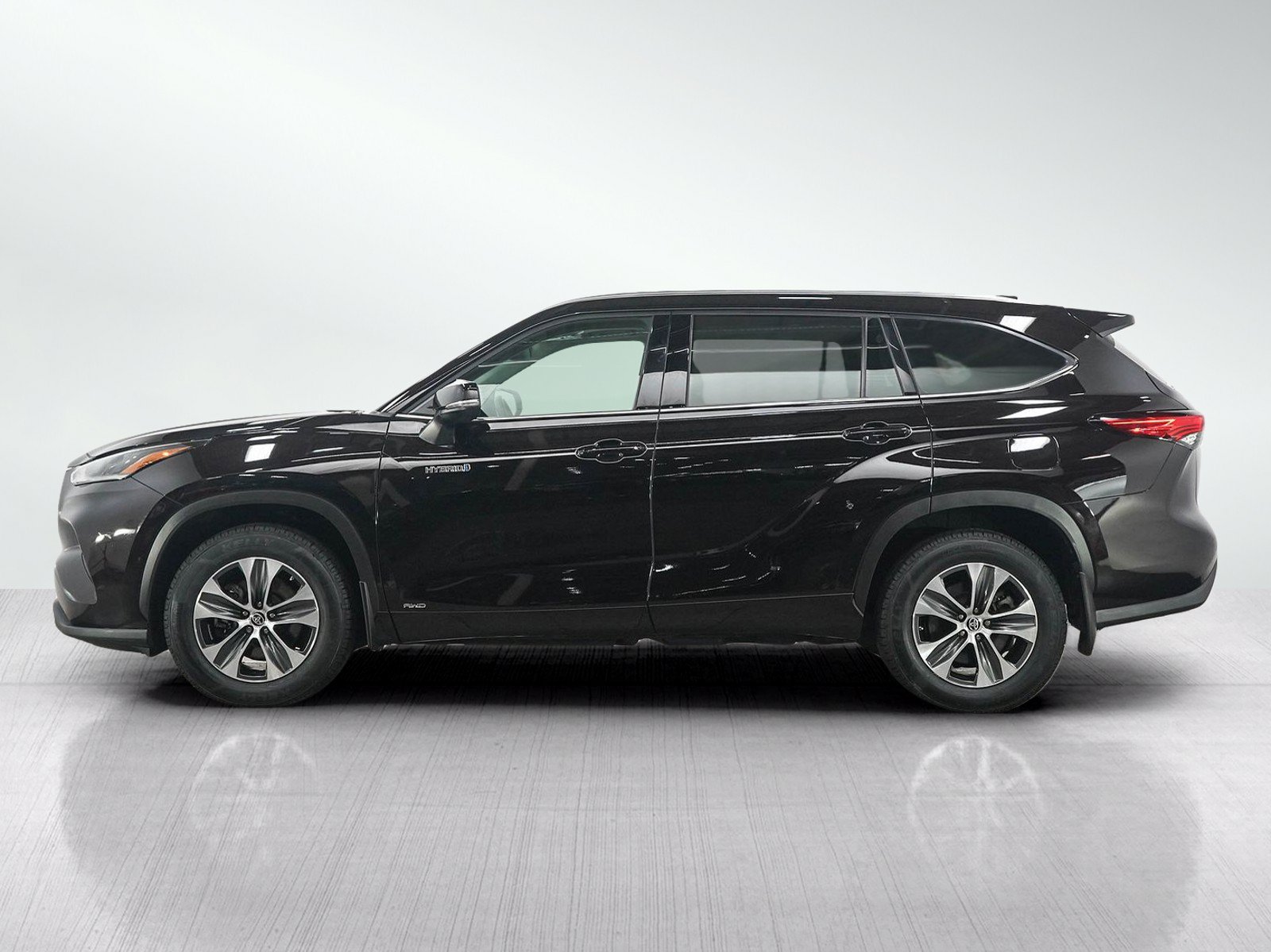 Used 2021 Toyota Highlander XLE AWD/4WD image 2