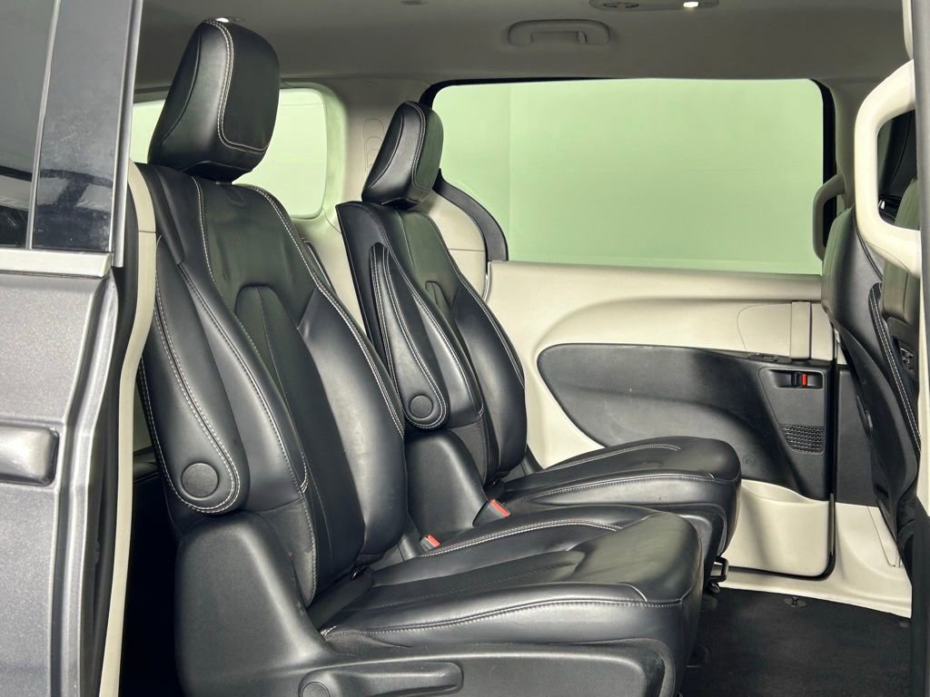 Used 2023 Chrysler Pacifica Touring-L image 12