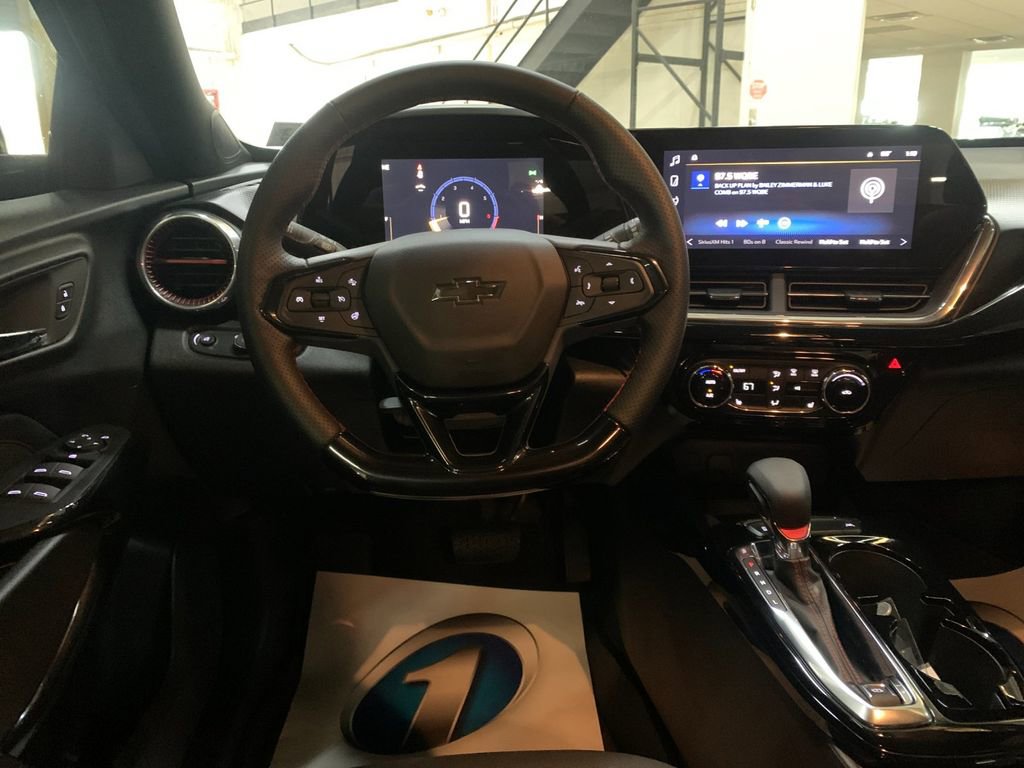 Used 2025 Chevrolet Trax RS w/ Sunroof Package image 16