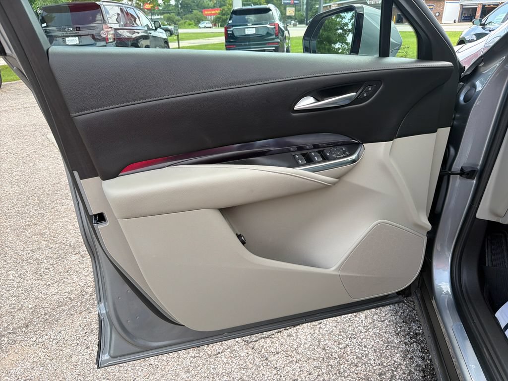 Used 2023 Cadillac XT4 Luxury w/ Cold Weather Package FWD image 13