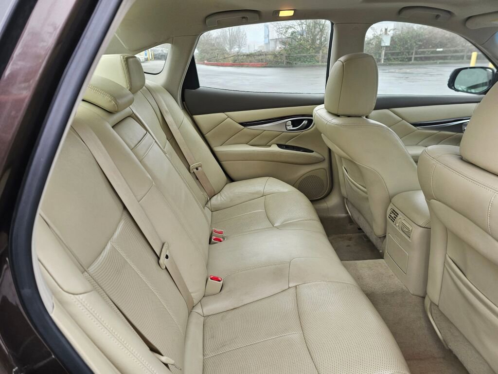 Used 2018 INFINITI Q70 Luxe image 15