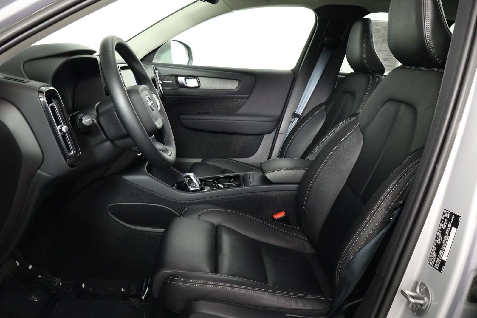 Certified 2023 Volvo XC40 B5 Ultimate w/ Protection Package Premier AWD/4WD image 31