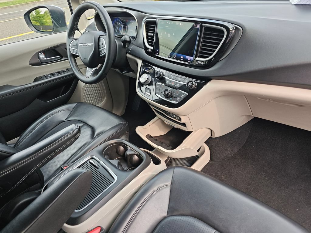 Used 2023 Chrysler Pacifica Touring-L FWD image 12