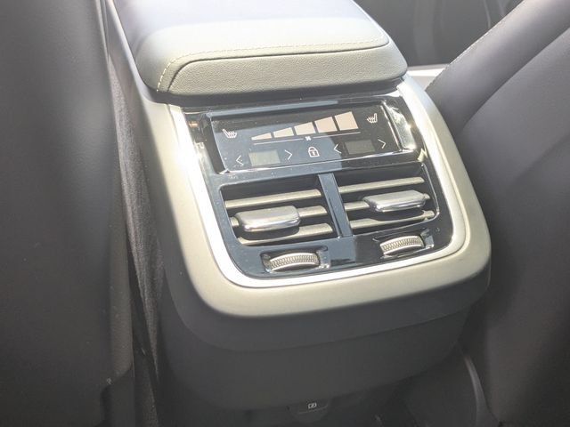 Used 2024 Volvo XC60 B5 Ultimate w/ Protection Package Premier AWD/4WD image 24