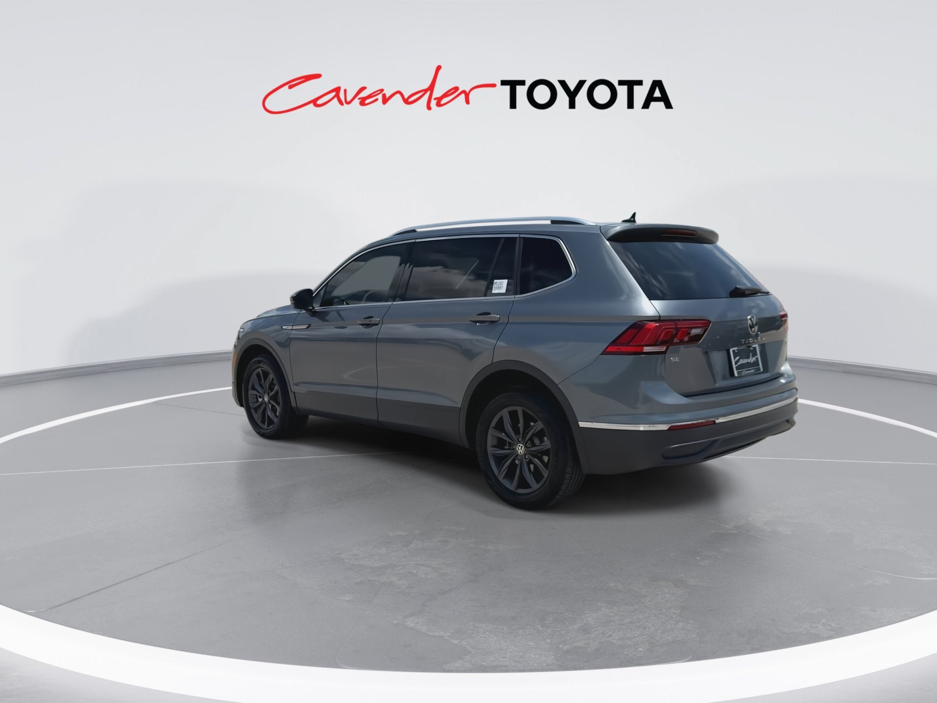 Used 2022 Volkswagen Tiguan SE w/ Panoramic Sunroof Package AWD/4WD image 6