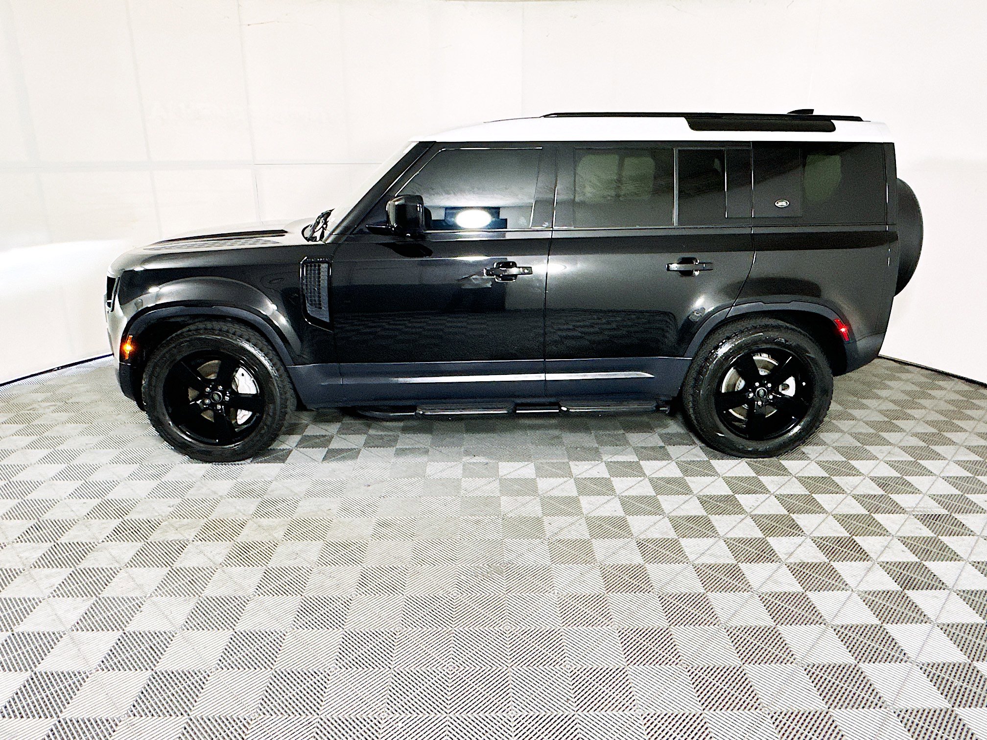 Used 2021 Land Rover Defender 110 SE image 6