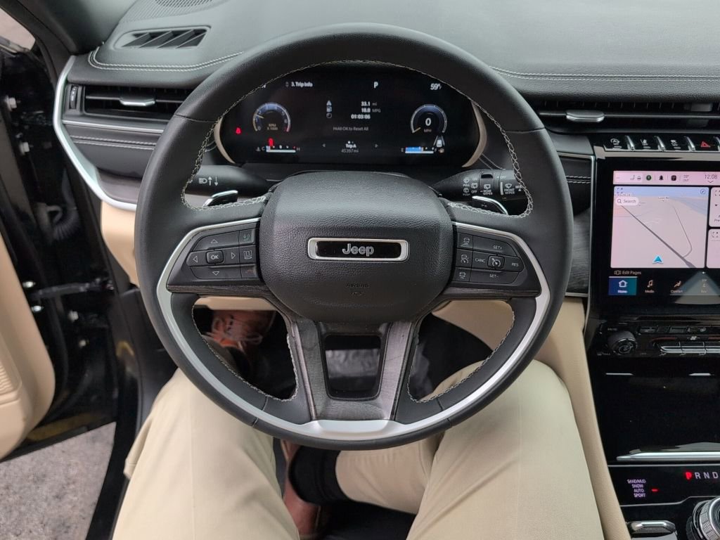 Used 2023 Jeep Grand Cherokee Limited image 30