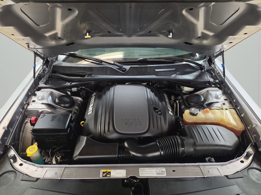 Used 2014 Dodge Challenger R/T RWD image 9