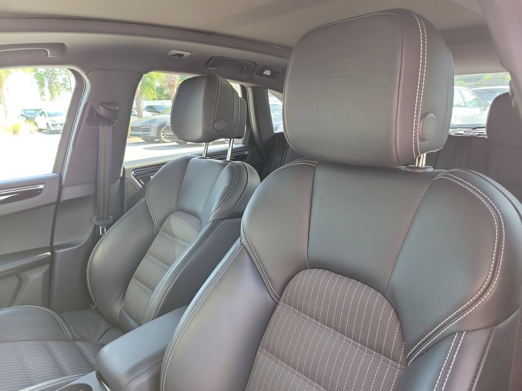 Certified 2024 Porsche Macan Turbo AWD/4WD image 5