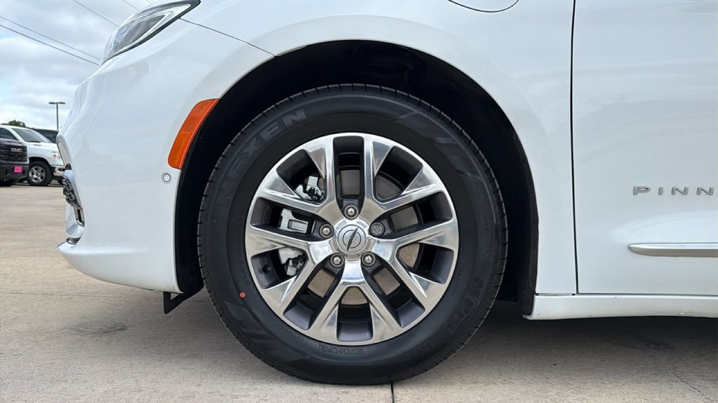 Used 2025 Chrysler Pacifica Pinnacle FWD image 9