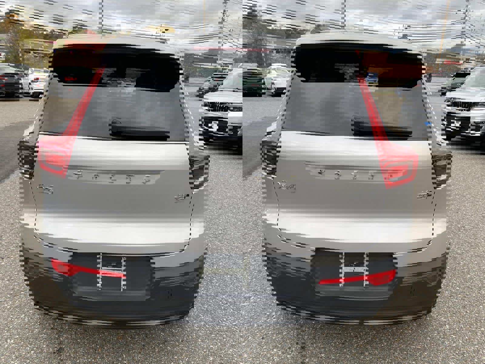 Used 2024 Volvo XC40 B5 Core image 4