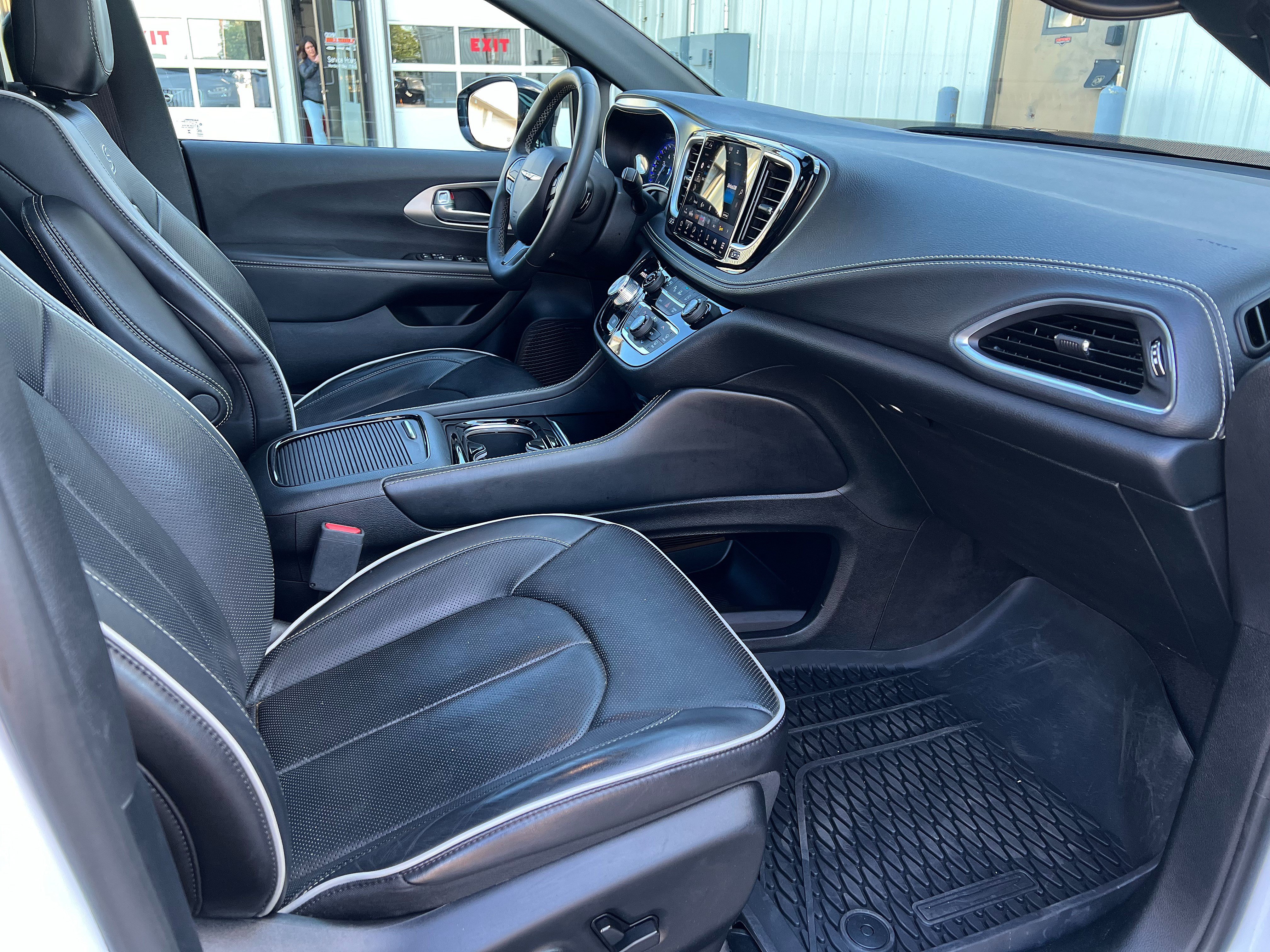 Used 2024 Chrysler Pacifica Limited w/ Uconnect Theater Family Group AWD/4WD image 29