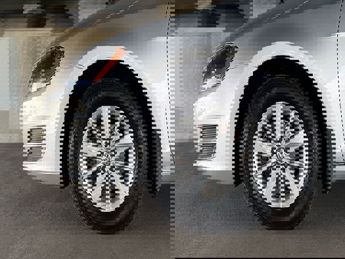 Used 2017 Volkswagen Golf S image 11