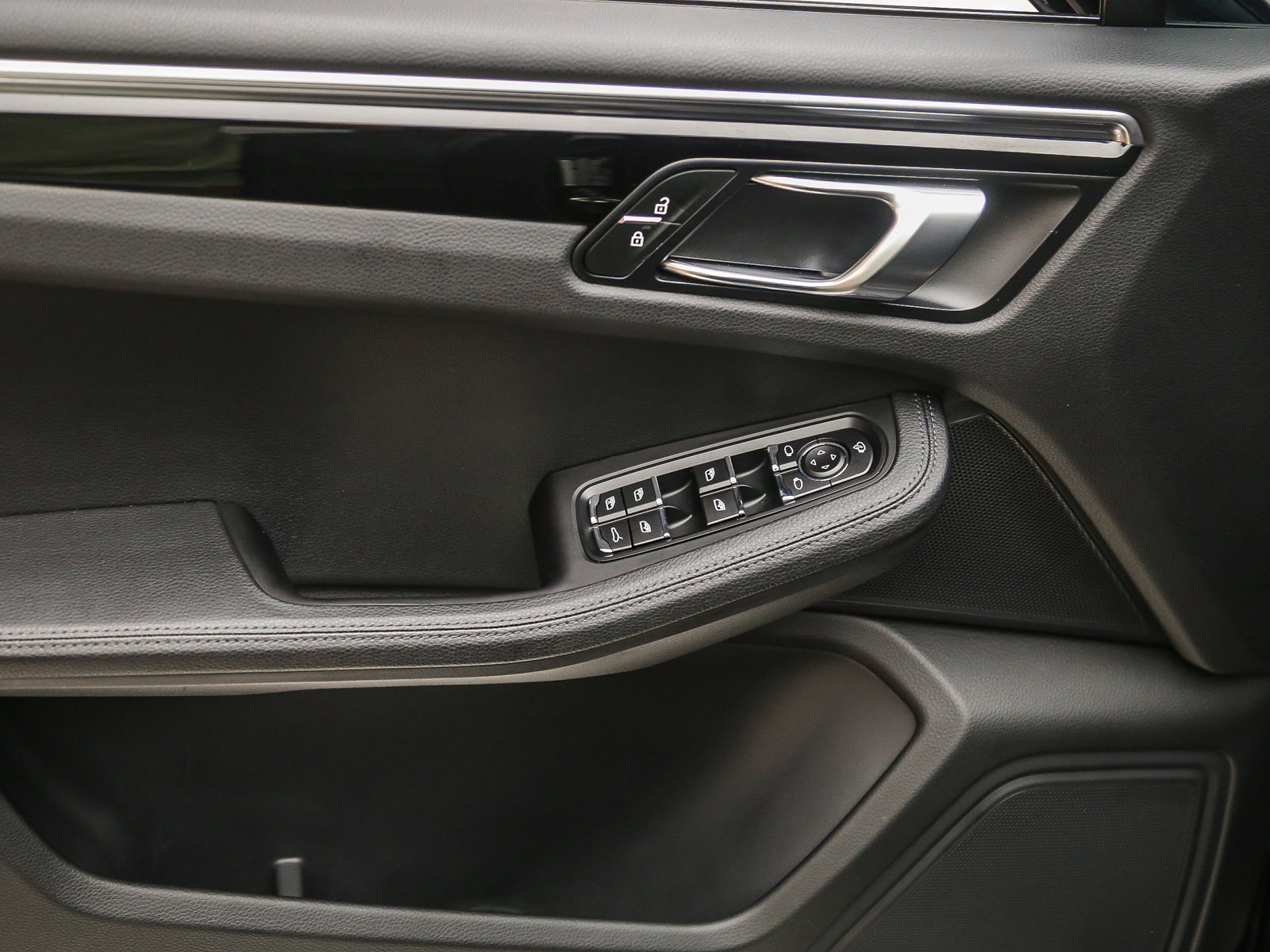 Certified 2023 Porsche Macan AWD/4WD image 26