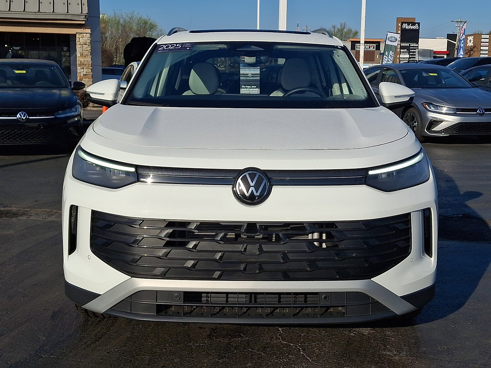 Certified 2025 Volkswagen Tiguan SE image 2