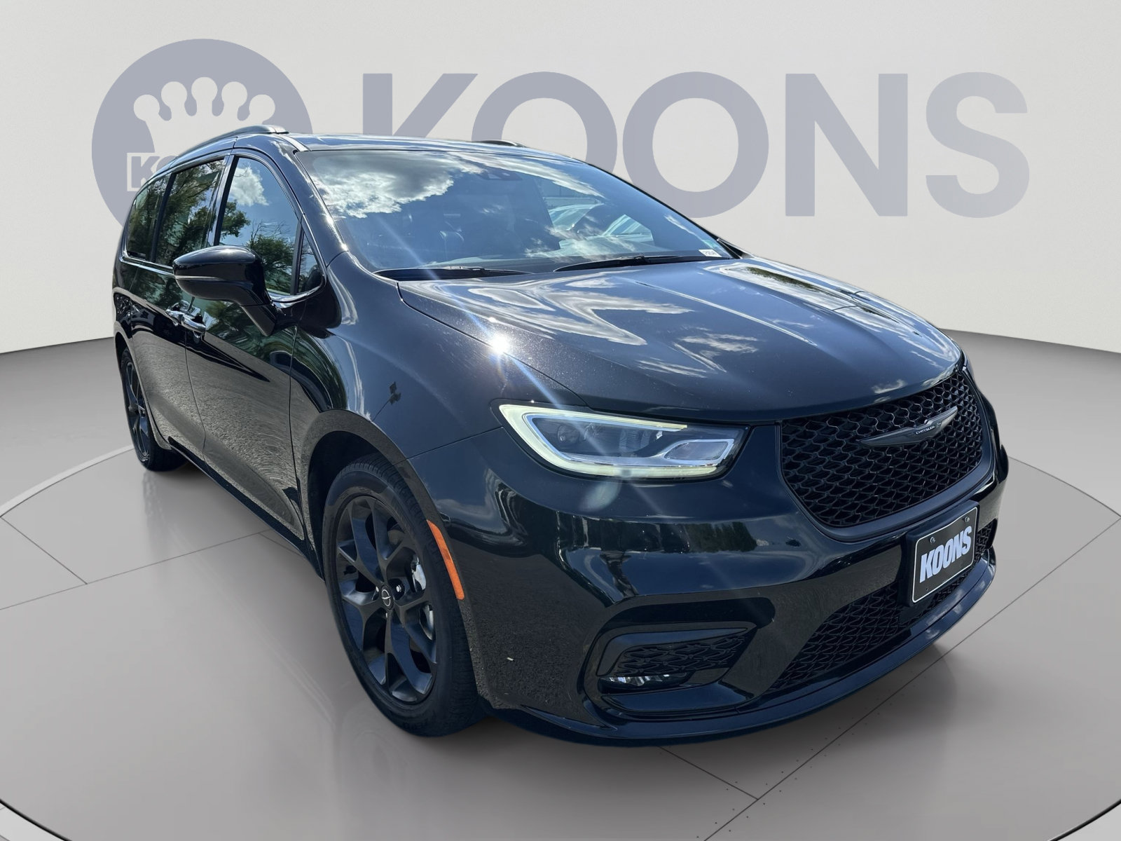 Used 2025 Chrysler Pacifica Limited FWD image 2