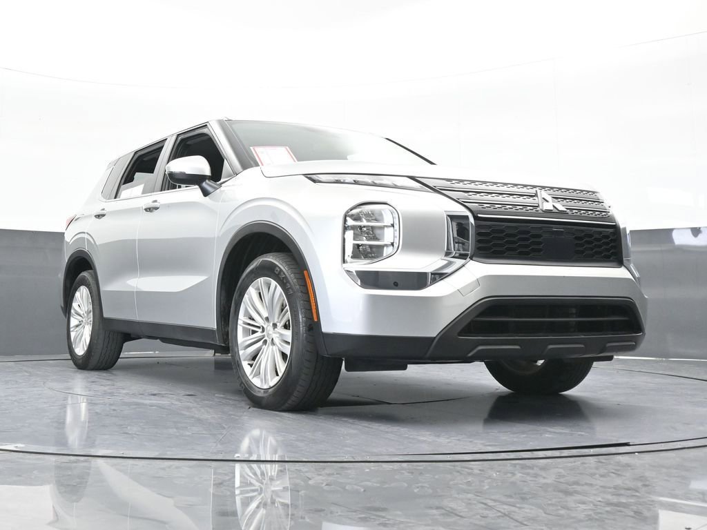 Used 2024 Mitsubishi Outlander ES image 27