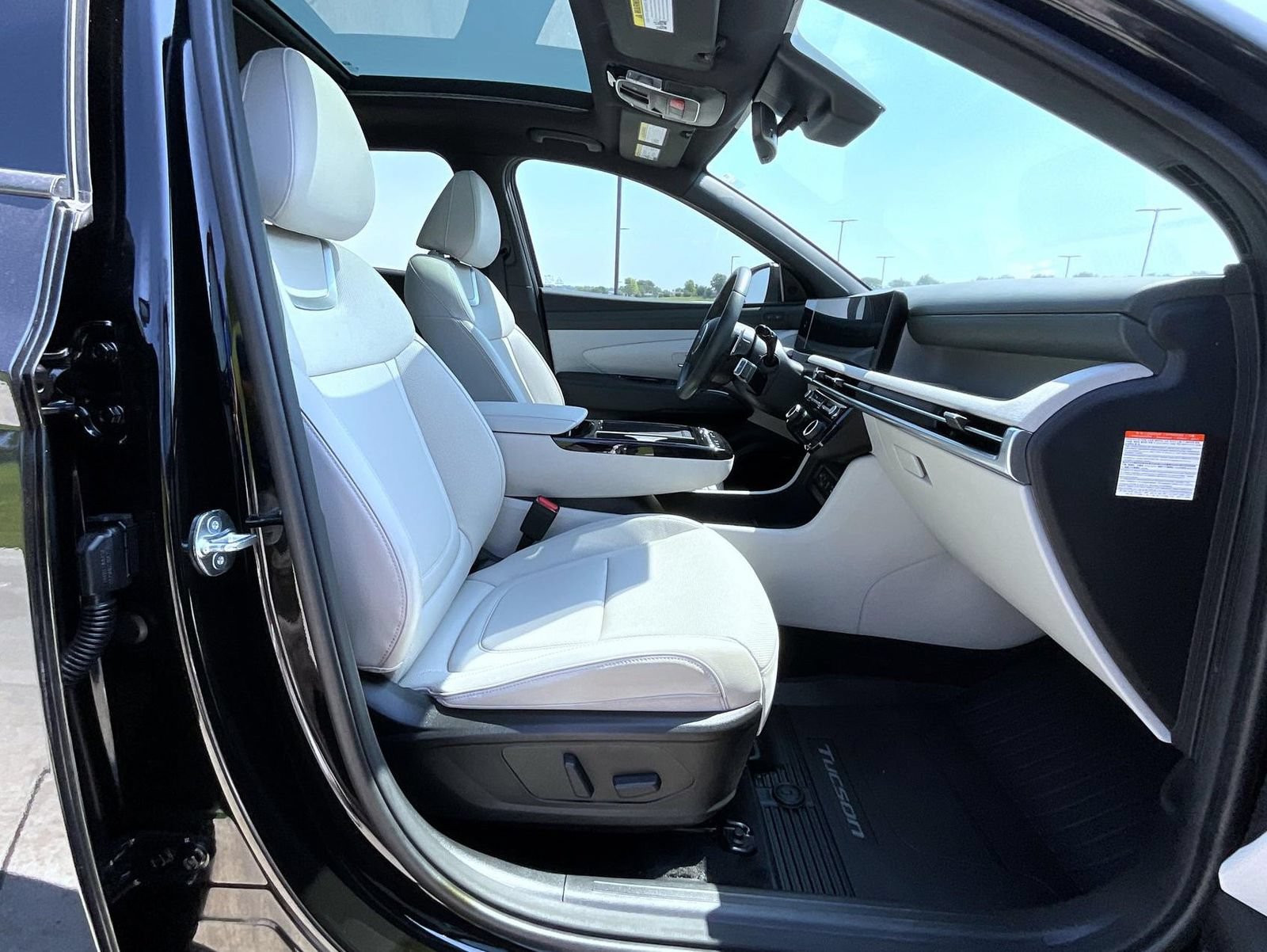 Certified 2025 Hyundai Tucson Limited AWD/4WD image 16
