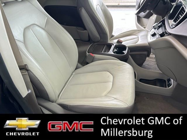 Used 2017 Chrysler Pacifica Touring-L image 26