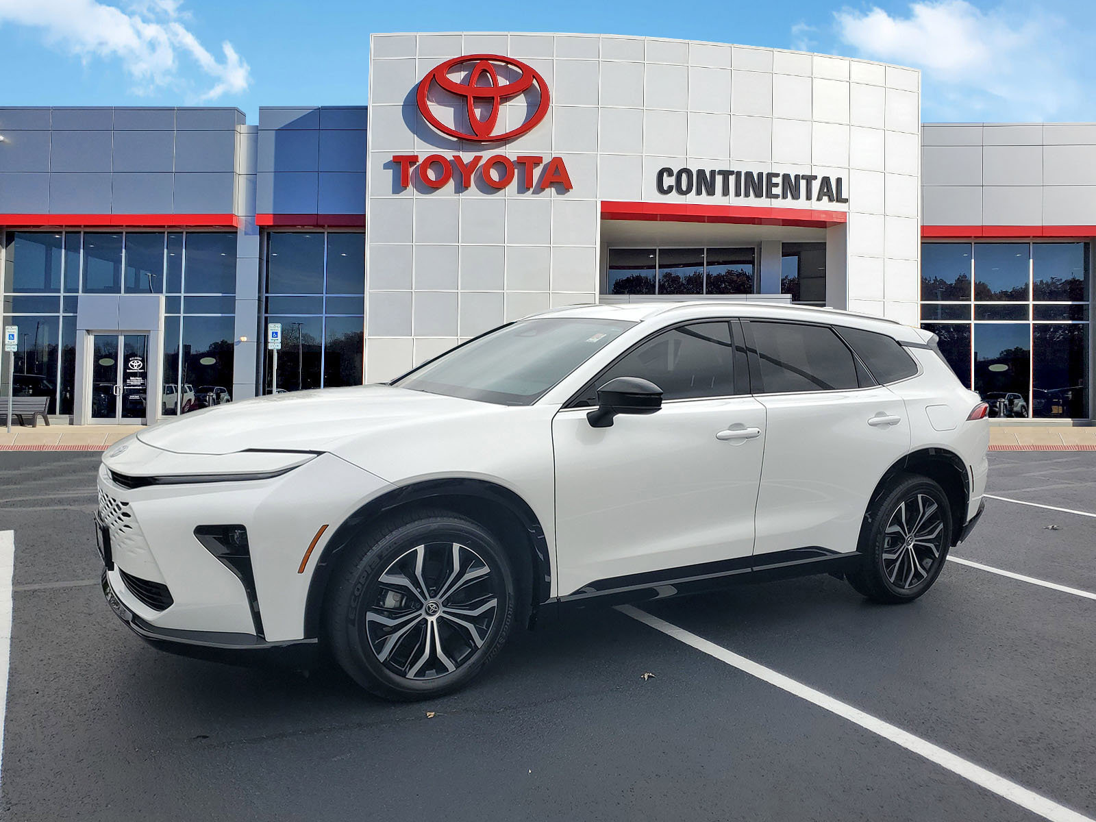 Used 2025 Toyota Crown Signia XLE image 3