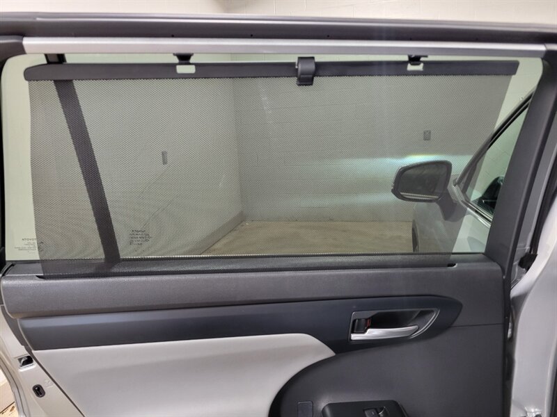 Used 2021 Toyota Highlander XLE AWD/4WD image 57