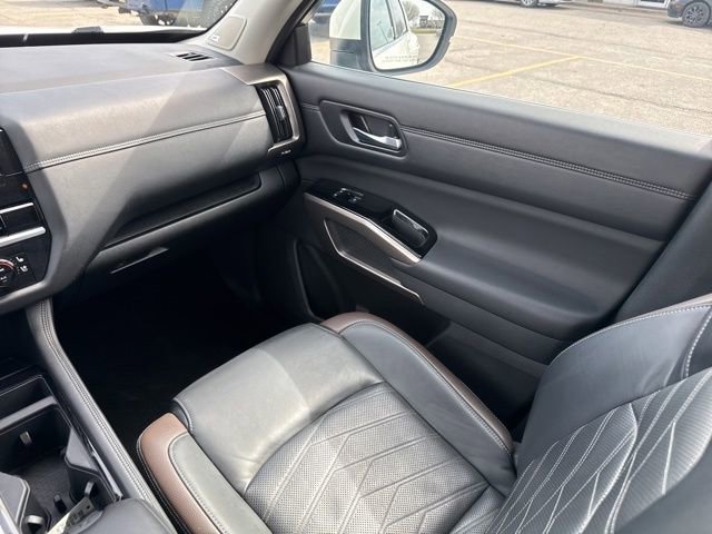 Used 2024 Nissan Pathfinder Platinum image 24