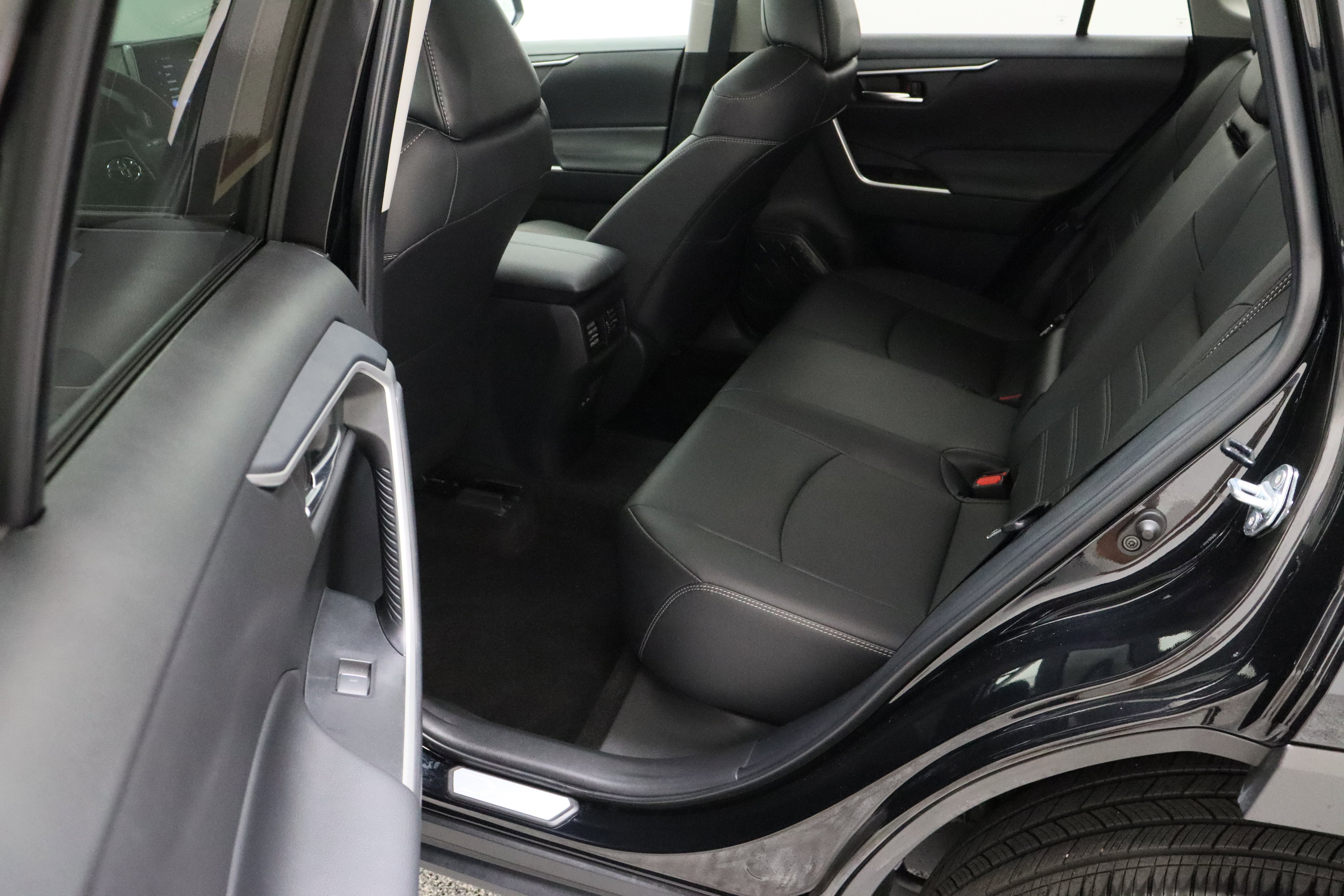 Used 2025 Toyota RAV4 XLE Premium FWD image 29